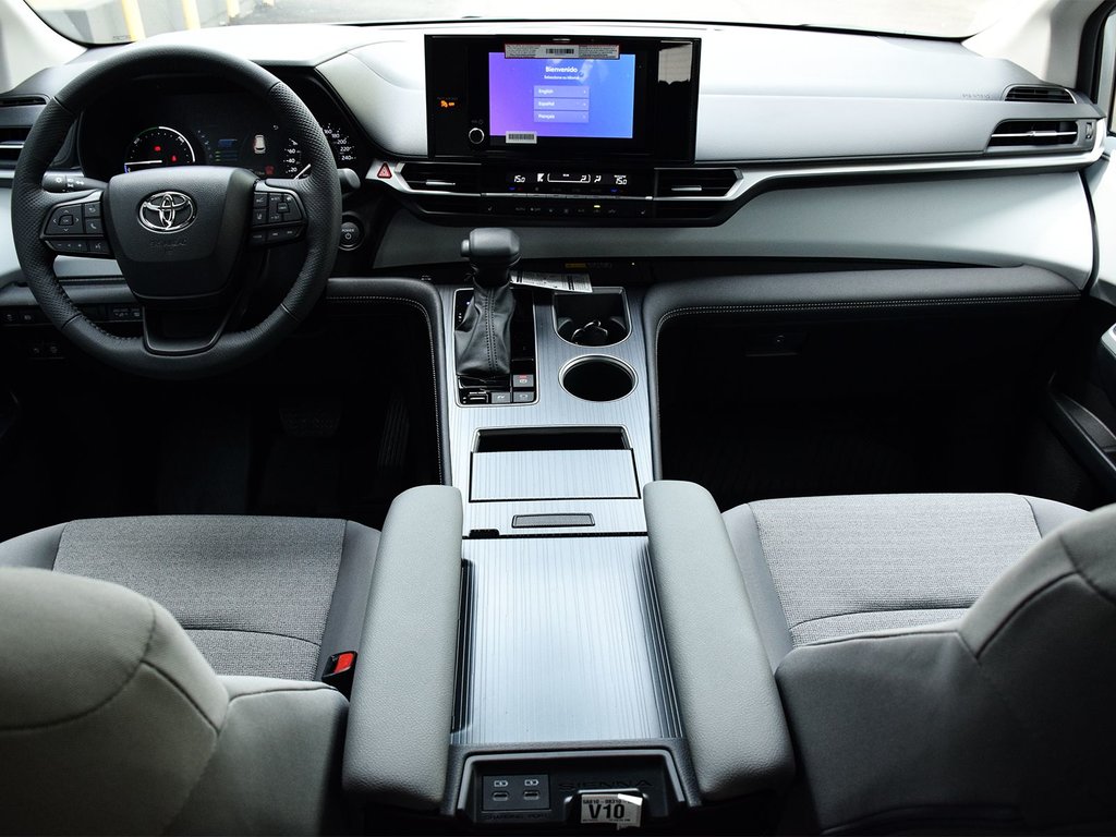 2025 Toyota Sienna LE in Mississauga, Ontario - 12 - w1024h768px