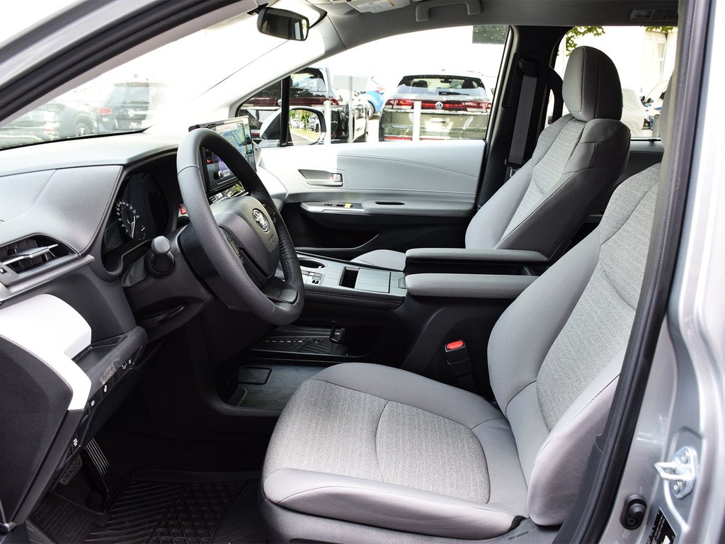 2025 Toyota Sienna LE in Mississauga, Ontario - 9 - w1024h768px