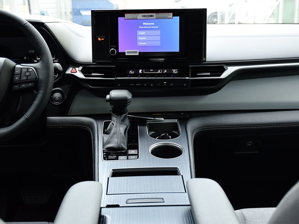 2025 Toyota Sienna LE in Mississauga, Ontario - 13 - w1024h768px