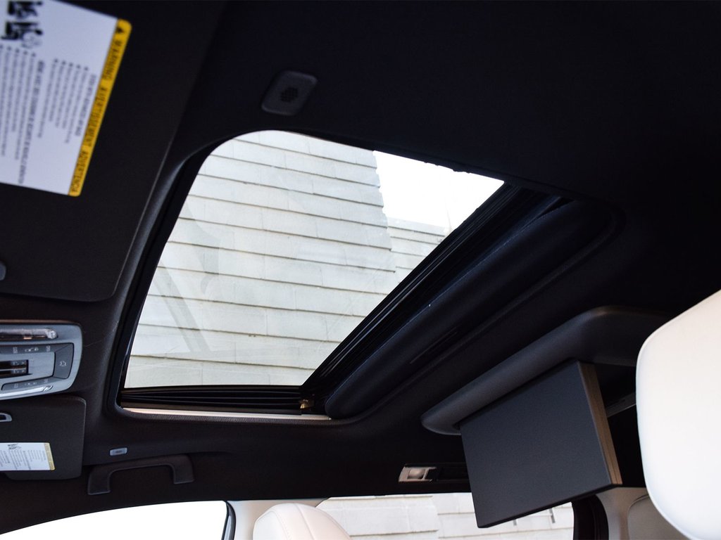 2025 Toyota Sienna XSE in Mississauga, Ontario - 11 - w1024h768px