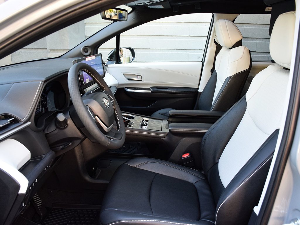 2025 Toyota Sienna XSE in Mississauga, Ontario - 8 - w1024h768px