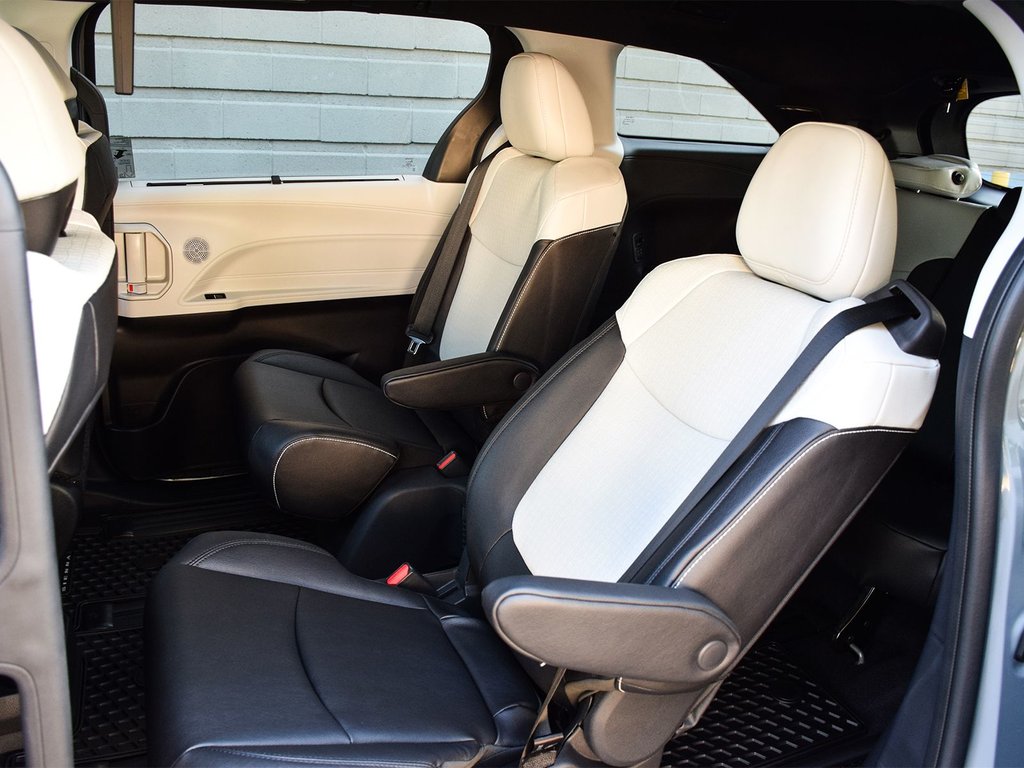2025 Toyota Sienna XSE in Mississauga, Ontario - 12 - w1024h768px