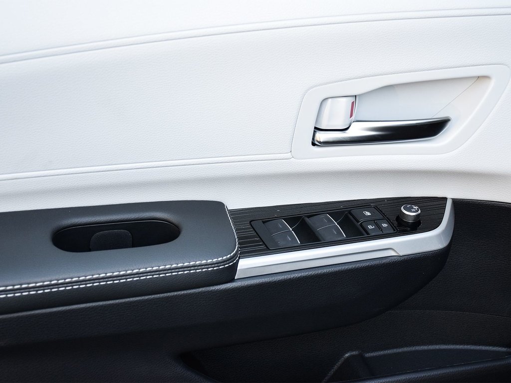 2025 Toyota Sienna XSE in Mississauga, Ontario - 10 - w1024h768px