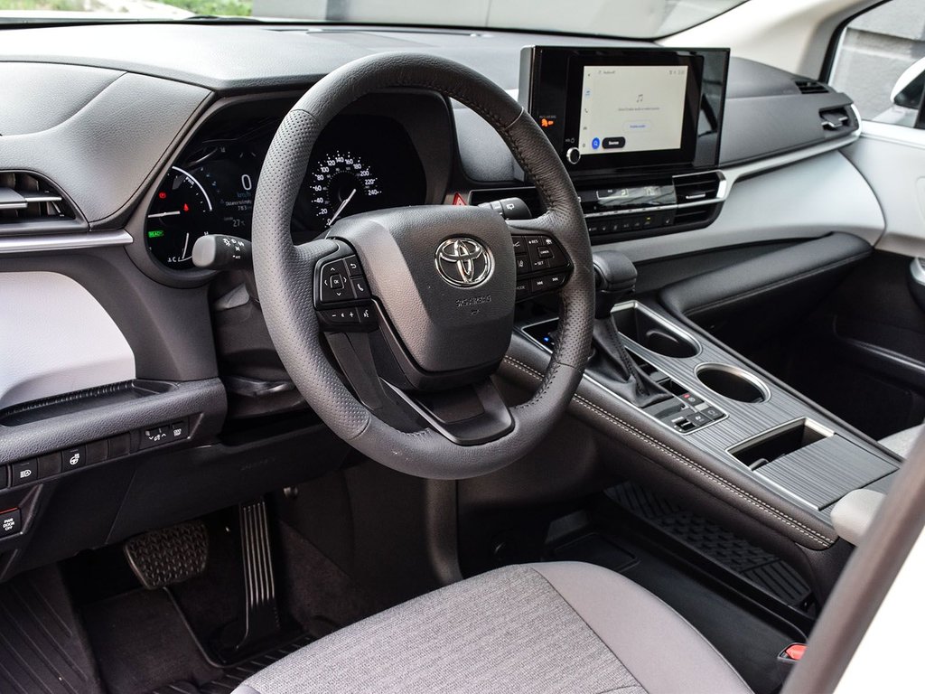 2025 Toyota Sienna LE in Mississauga, Ontario - 7 - w1024h768px