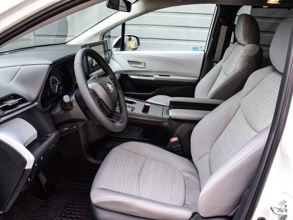 2025 Toyota Sienna LE in Mississauga, Ontario - 8 - w1024h768px