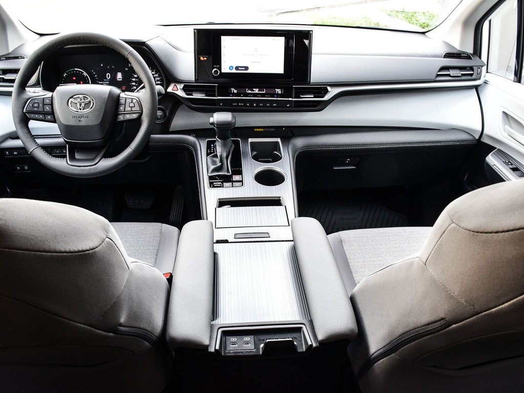 2025 Toyota Sienna LE in Mississauga, Ontario - 13 - w1024h768px