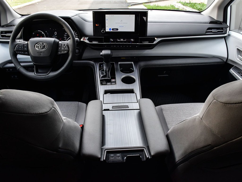 2025 Toyota Sienna LE in Mississauga, Ontario - 14 - w1024h768px