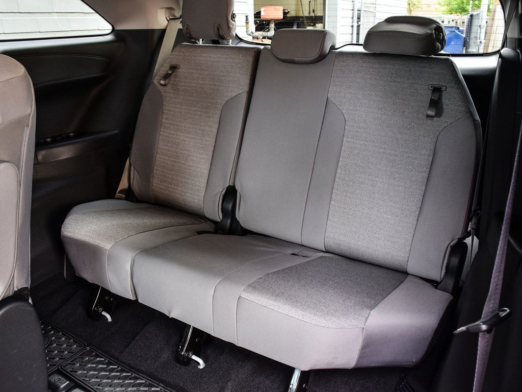 2025 Toyota Sienna LE in Mississauga, Ontario - 12 - w1024h768px