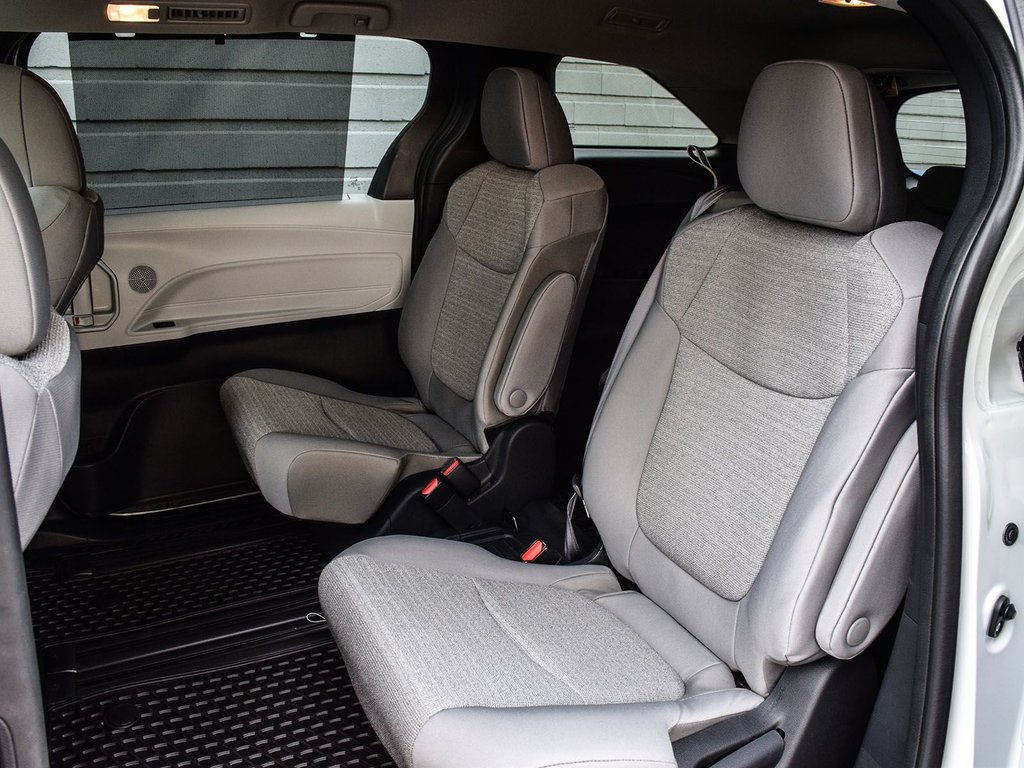 2025 Toyota Sienna LE in Mississauga, Ontario - 11 - w1024h768px