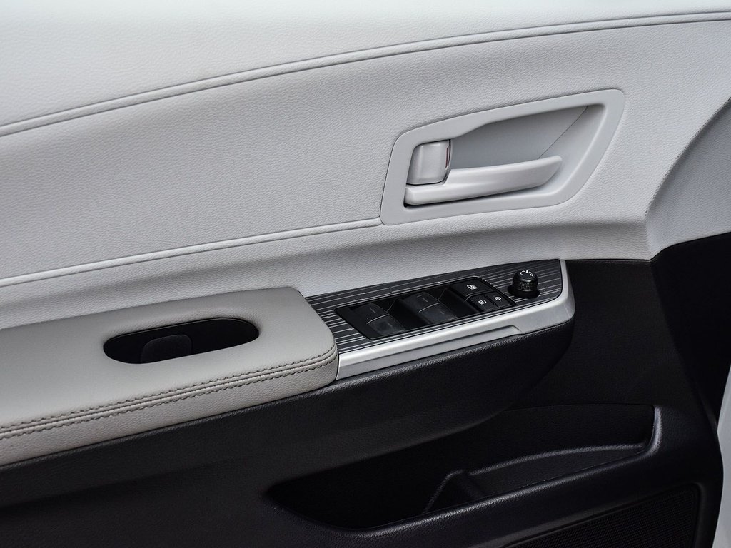 2025 Toyota Sienna LE in Mississauga, Ontario - 10 - w1024h768px