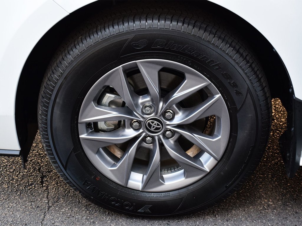 2025 Toyota Sienna LE in Mississauga, Ontario - 6 - w1024h768px