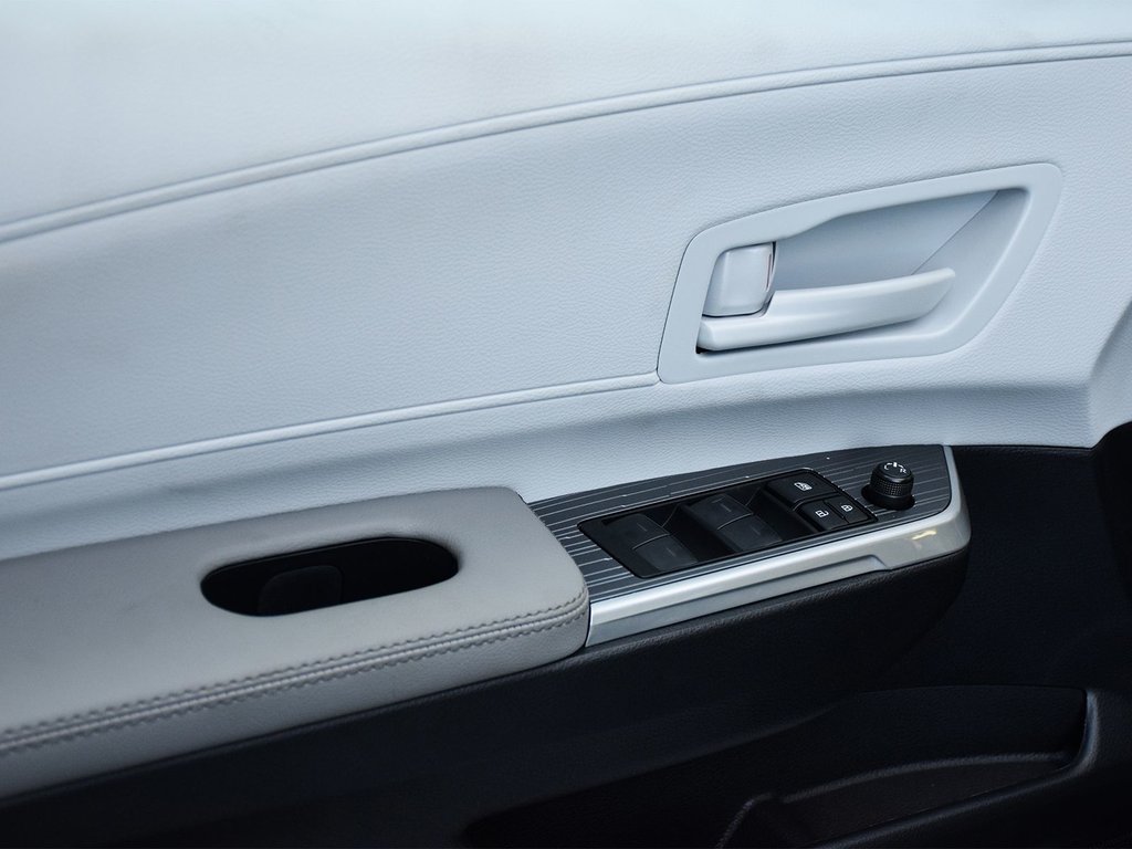 2025 Toyota Sienna LE in Mississauga, Ontario - 10 - w1024h768px