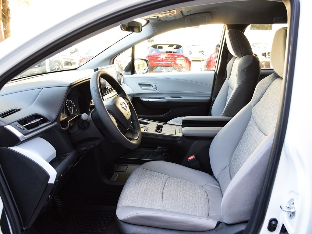 2025 Toyota Sienna LE in Mississauga, Ontario - 8 - w1024h768px