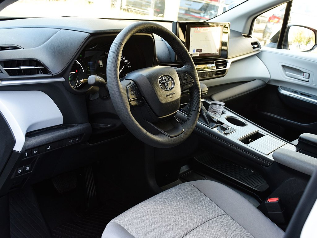 2025 Toyota Sienna LE in Mississauga, Ontario - 7 - w1024h768px