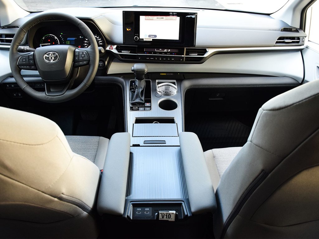 2025 Toyota Sienna LE in Mississauga, Ontario - 12 - w1024h768px