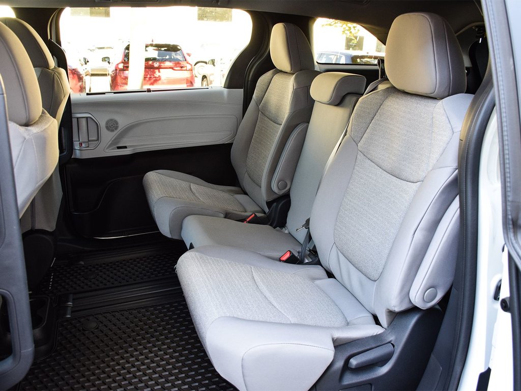 2025 Toyota Sienna LE in Mississauga, Ontario - 11 - w1024h768px