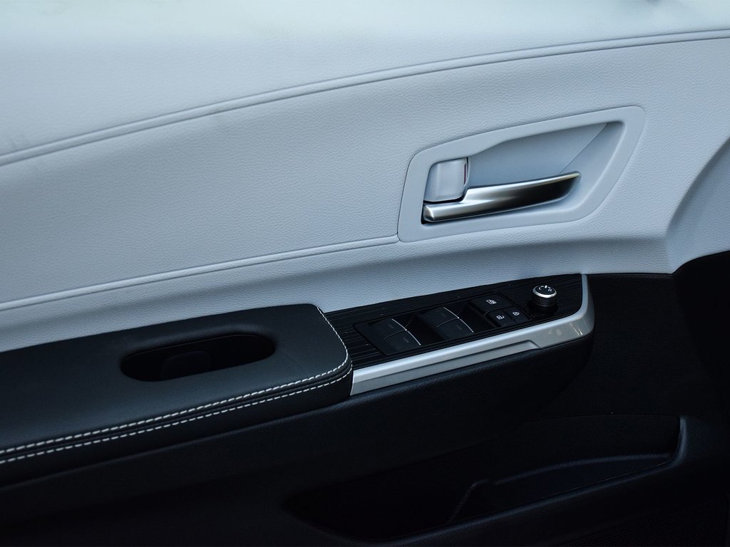 2025 Toyota Sienna XSE FWD in Mississauga, Ontario - 10 - w1024h768px