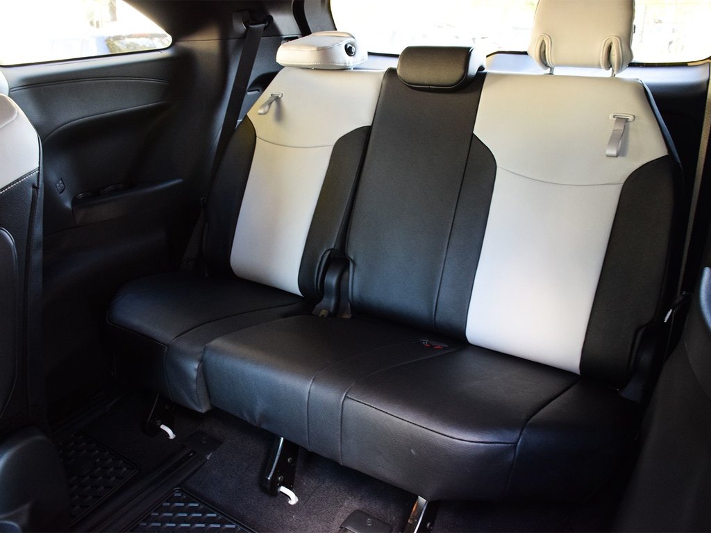 2025 Toyota Sienna XSE FWD in Mississauga, Ontario - 12 - w1024h768px