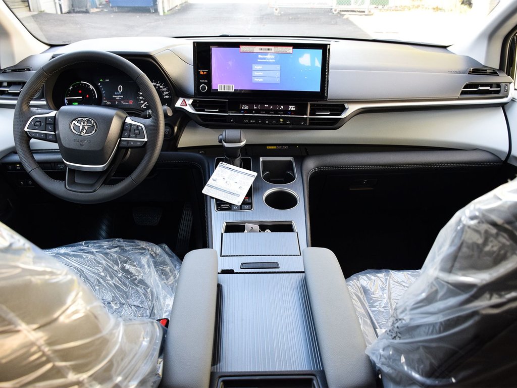 2025 Toyota Sienna XLE in Mississauga, Ontario - 14 - w1024h768px