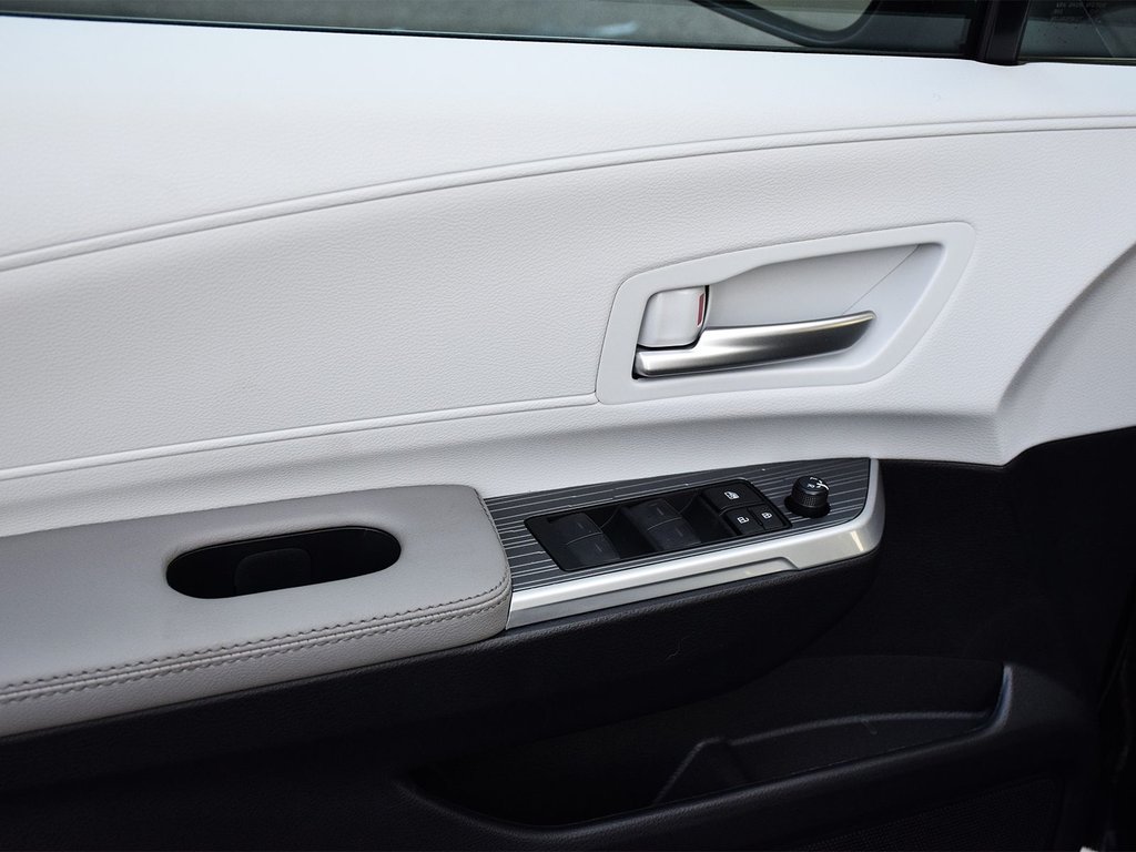 2025 Toyota Sienna XLE in Mississauga, Ontario - 10 - w1024h768px