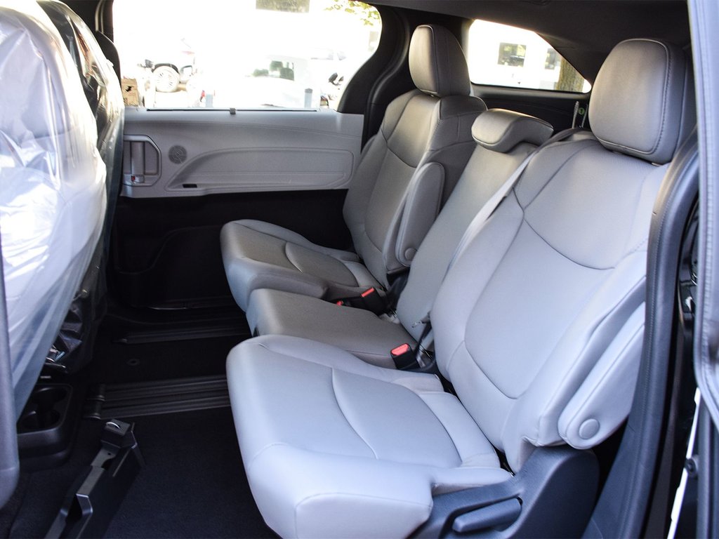 2025 Toyota Sienna XLE in Mississauga, Ontario - 12 - w1024h768px