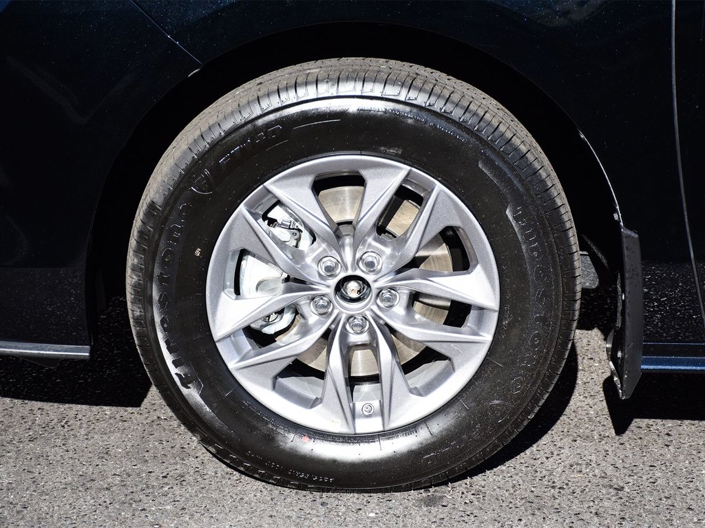 2025 Toyota Sienna XLE in Mississauga, Ontario - 6 - w1024h768px