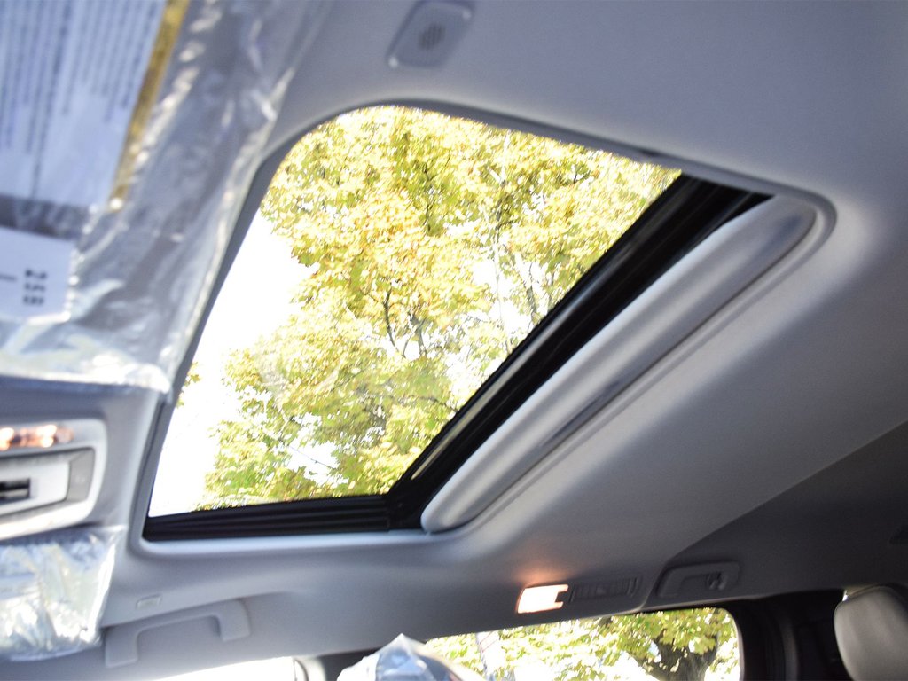 2025 Toyota Sienna XLE in Mississauga, Ontario - 11 - w1024h768px