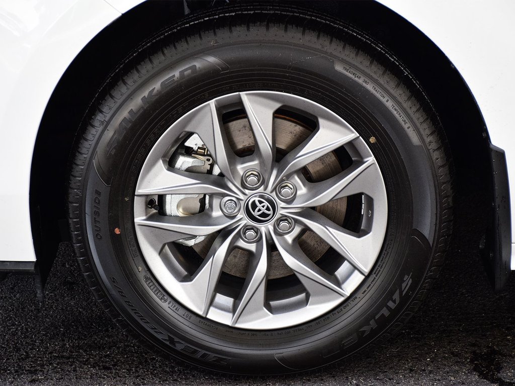 2025 Toyota Sienna LE in Mississauga, Ontario - 6 - w1024h768px