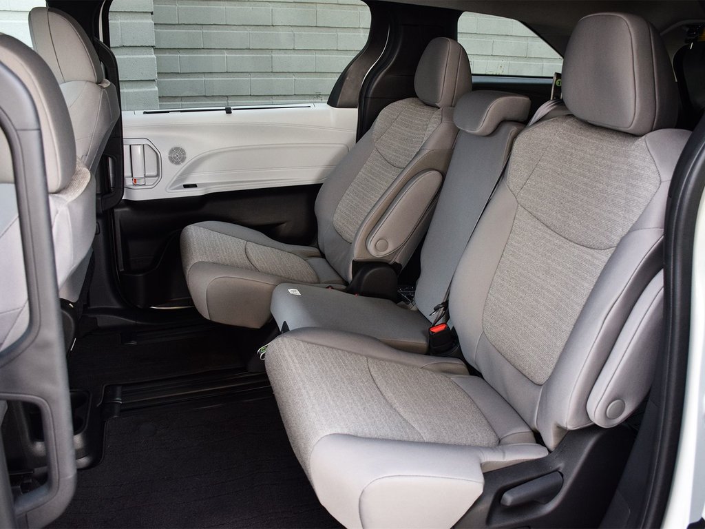 2025 Toyota Sienna LE in Mississauga, Ontario - 11 - w1024h768px