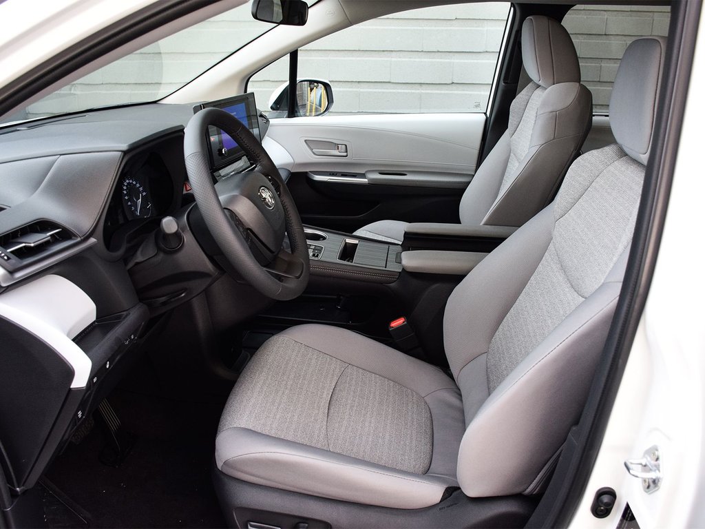 2025 Toyota Sienna LE in Mississauga, Ontario - 8 - w1024h768px