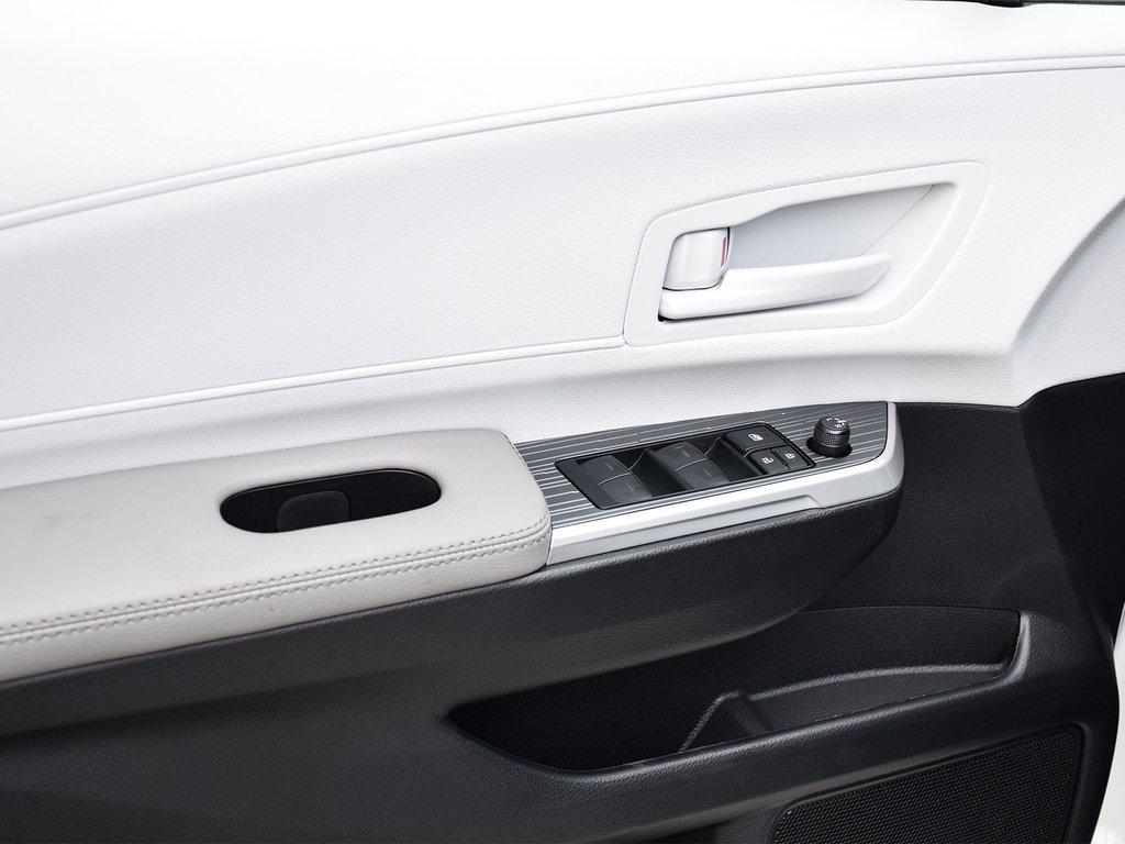 2025 Toyota Sienna LE in Mississauga, Ontario - 10 - w1024h768px