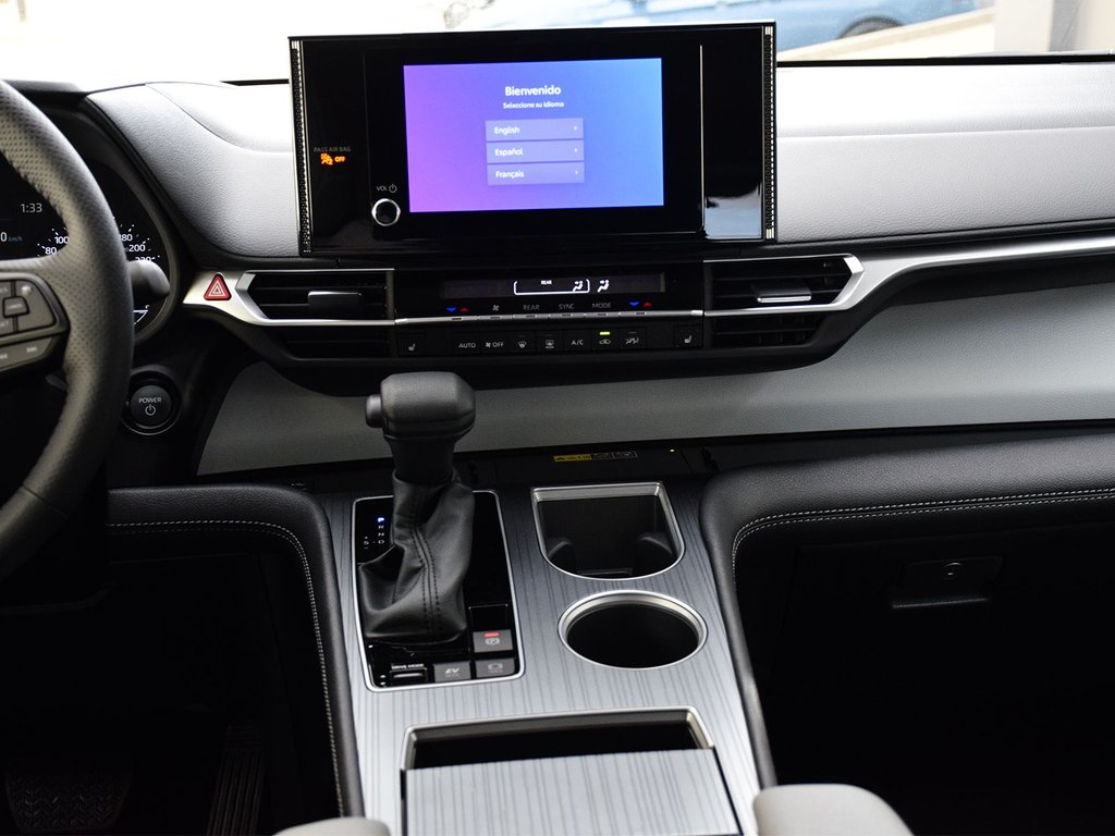 2025 Toyota Sienna LE in Mississauga, Ontario - 13 - w1024h768px