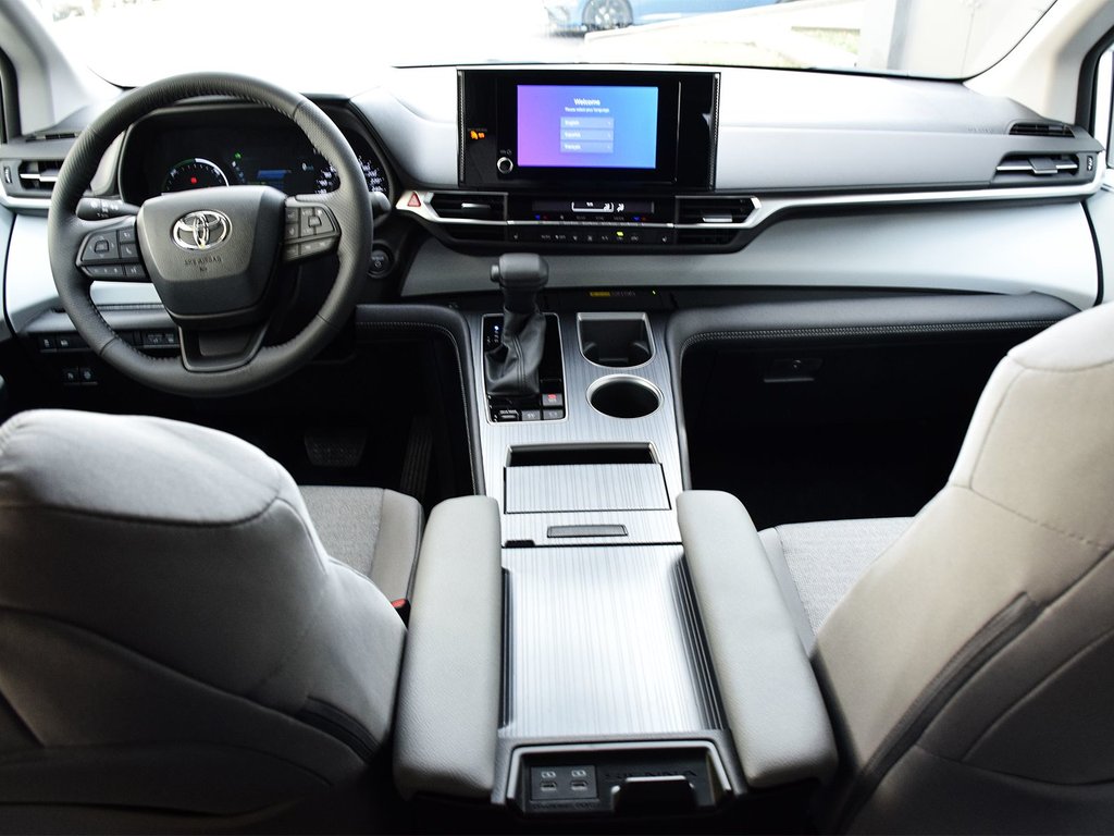 2025 Toyota Sienna LE in Mississauga, Ontario - 12 - w1024h768px