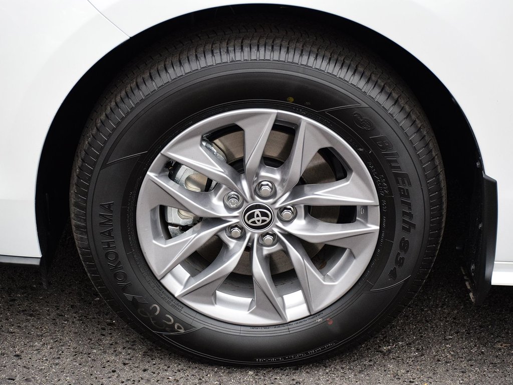 2025 Toyota Sienna XLE in Mississauga, Ontario - 5 - w1024h768px