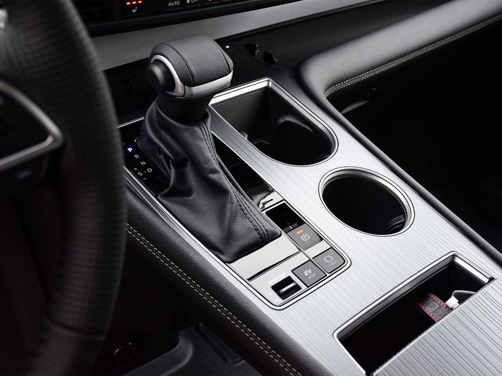 2025 Toyota Sienna XLE in Mississauga, Ontario - 8 - w1024h768px