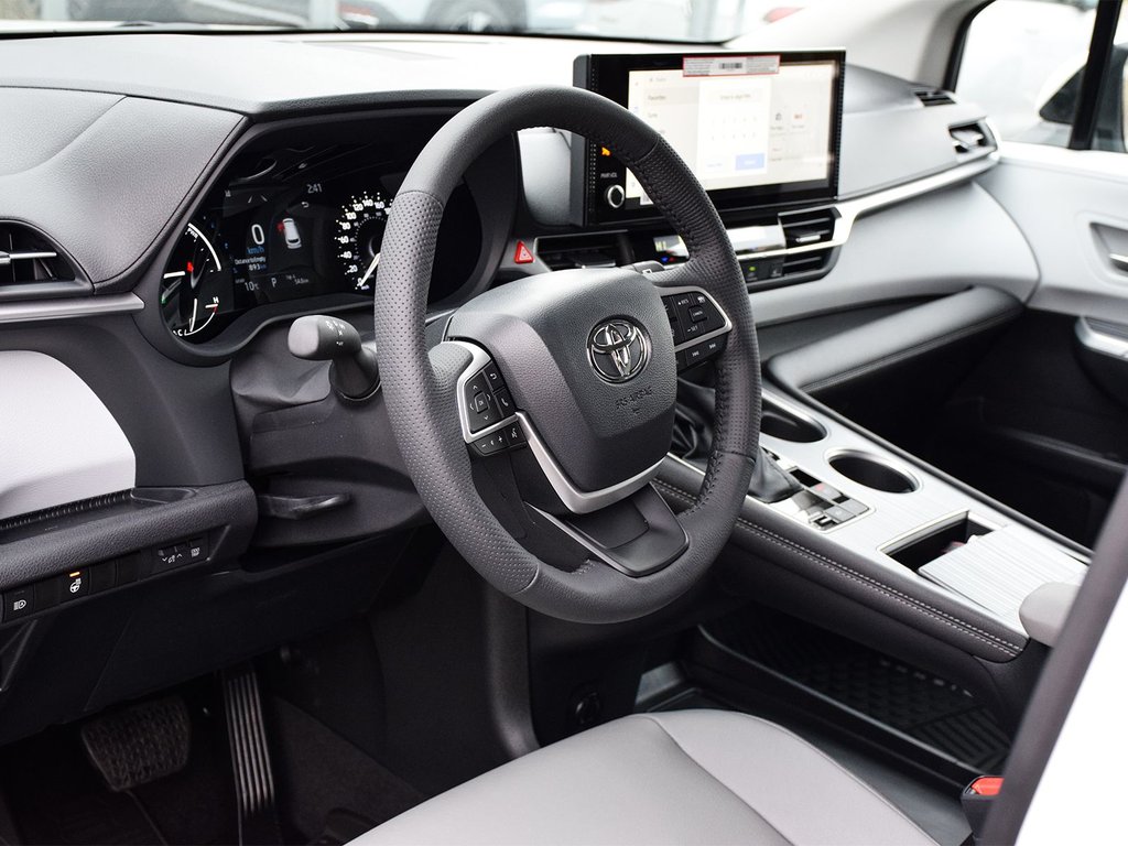 2025 Toyota Sienna XLE in Mississauga, Ontario - 6 - w1024h768px