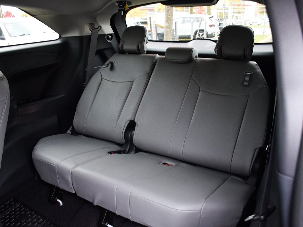 2025 Toyota Sienna XLE in Mississauga, Ontario - 12 - w1024h768px
