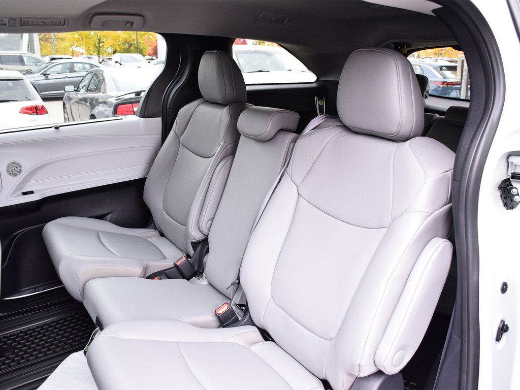 2025 Toyota Sienna XLE in Mississauga, Ontario - 11 - w1024h768px