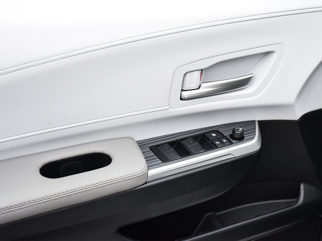 2025 Toyota Sienna XLE in Mississauga, Ontario - 9 - w1024h768px