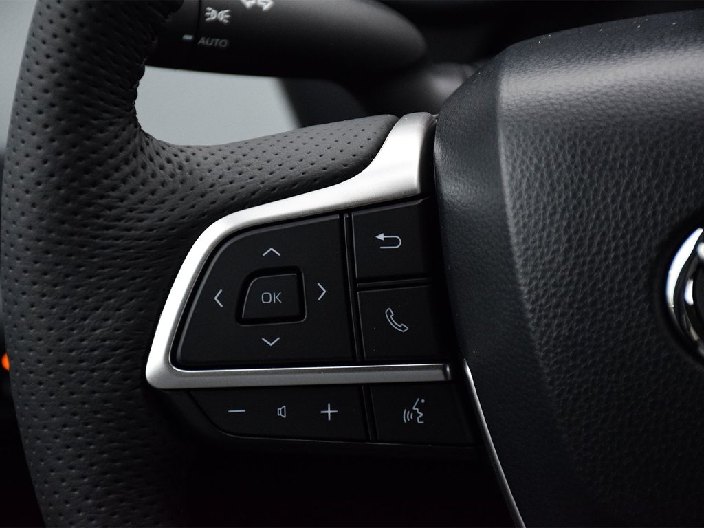 2025 Toyota Sienna XLE in Mississauga, Ontario - 19 - w1024h768px