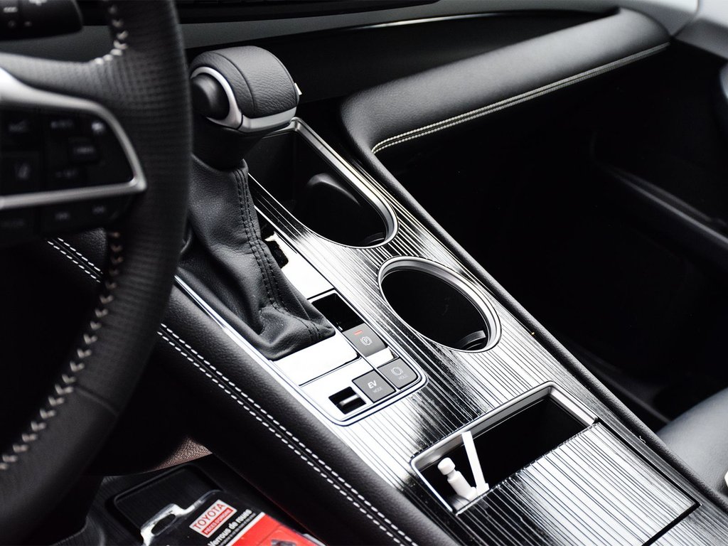 2025 Toyota Sienna XSE in Mississauga, Ontario - 8 - w1024h768px