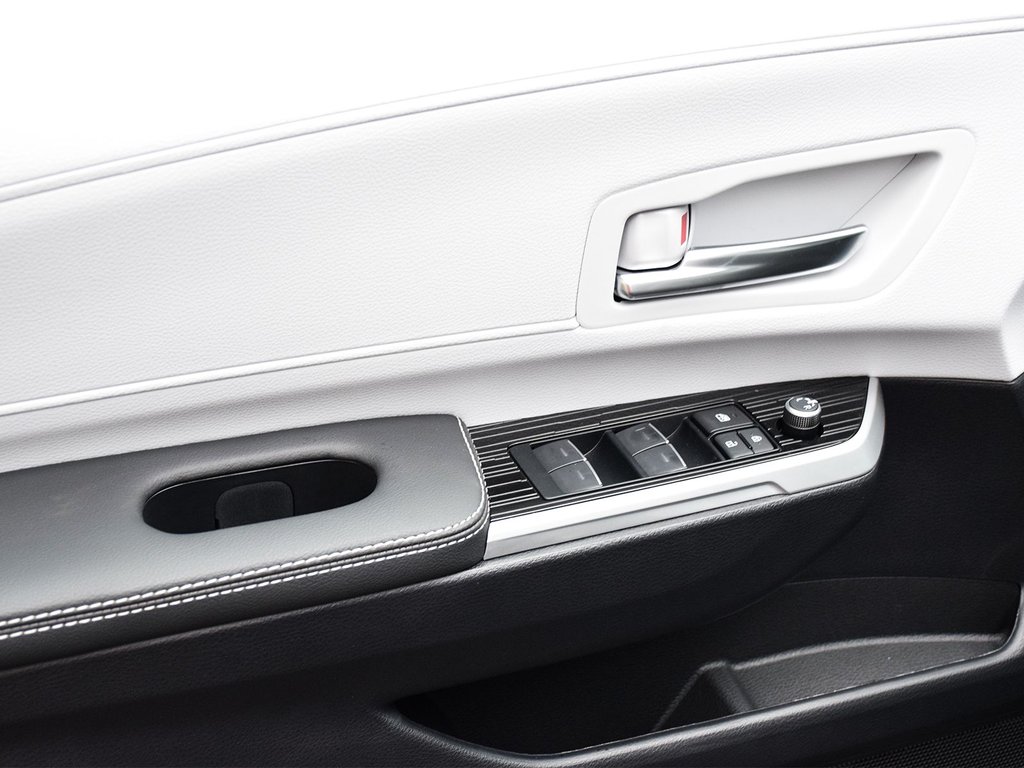 2025 Toyota Sienna XSE in Mississauga, Ontario - 10 - w1024h768px