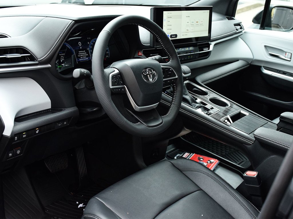 2025 Toyota Sienna XSE in Mississauga, Ontario - 6 - w1024h768px