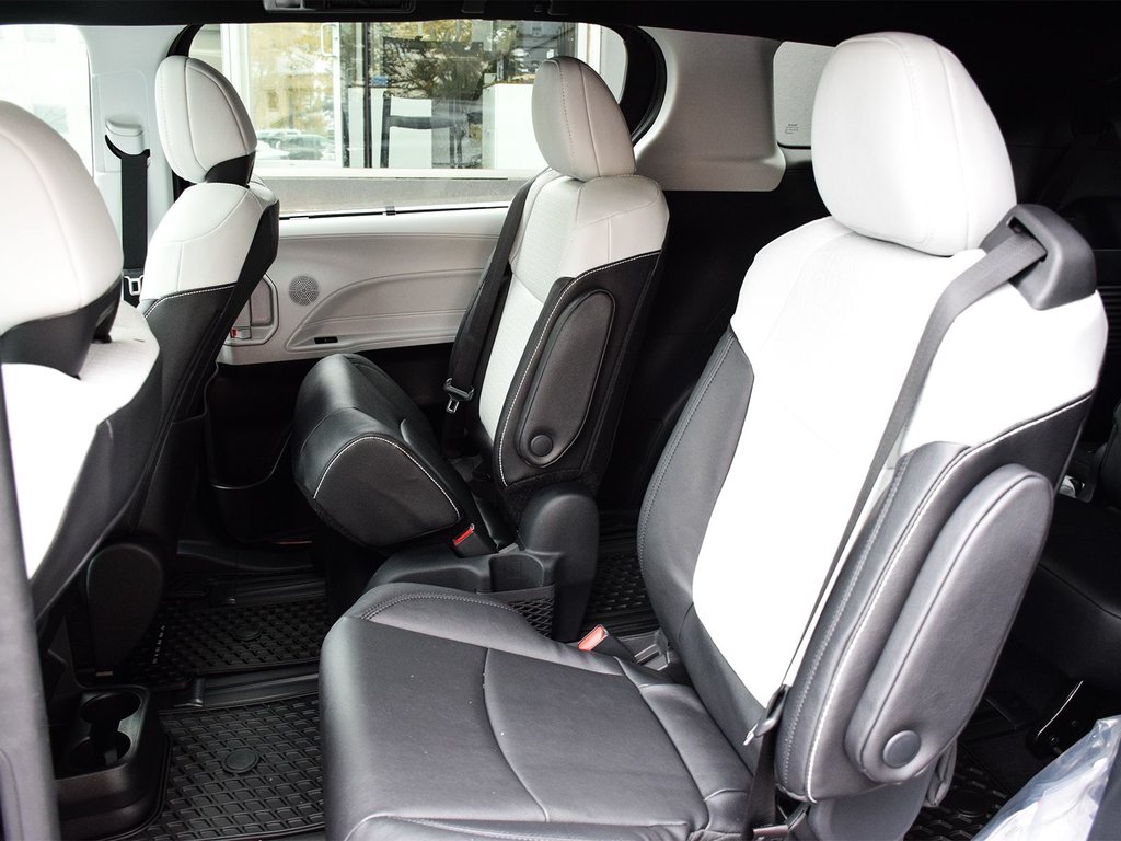 2025 Toyota Sienna XSE in Mississauga, Ontario - 12 - w1024h768px