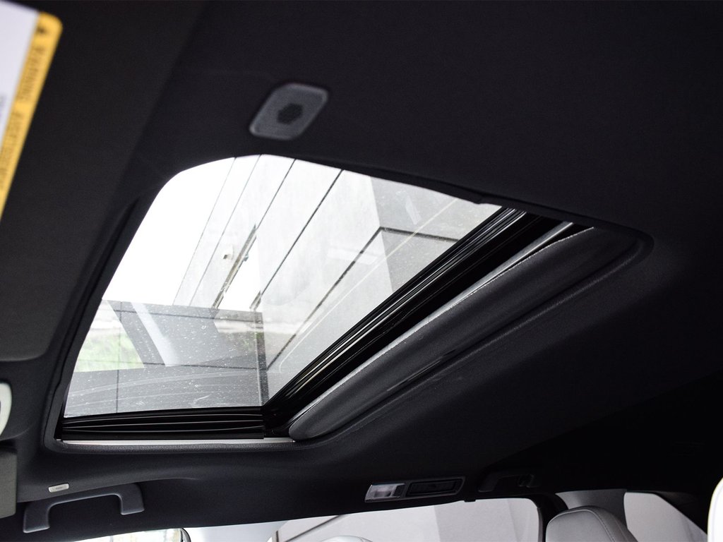 2025 Toyota Sienna XSE in Mississauga, Ontario - 9 - w1024h768px