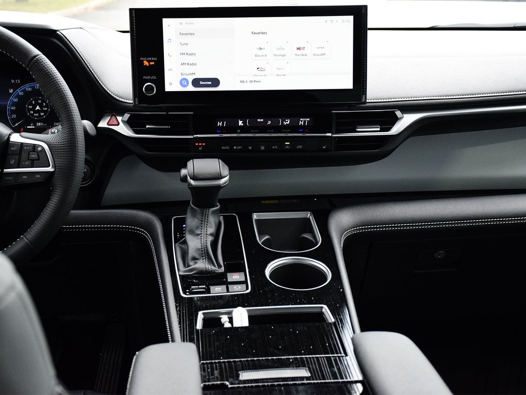 2025 Toyota Sienna XSE in Mississauga, Ontario - 14 - w1024h768px