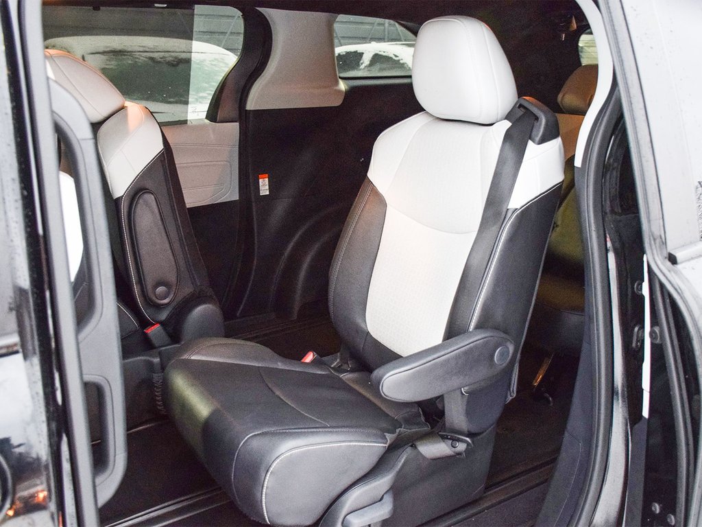 2025 Toyota Sienna XSE in Mississauga, Ontario - 12 - w1024h768px