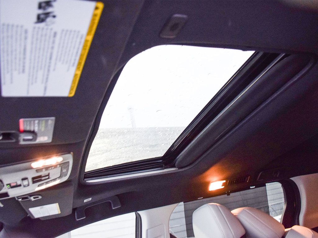 2025 Toyota Sienna XSE in Mississauga, Ontario - 10 - w1024h768px