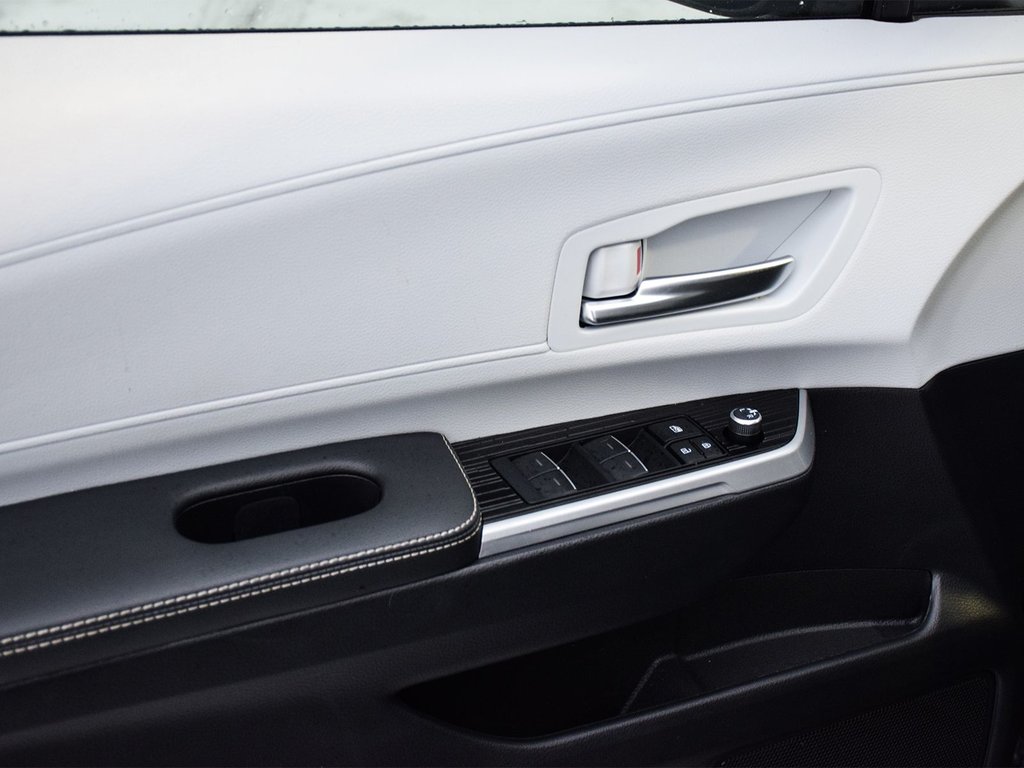 2025 Toyota Sienna XSE in Mississauga, Ontario - 9 - w1024h768px