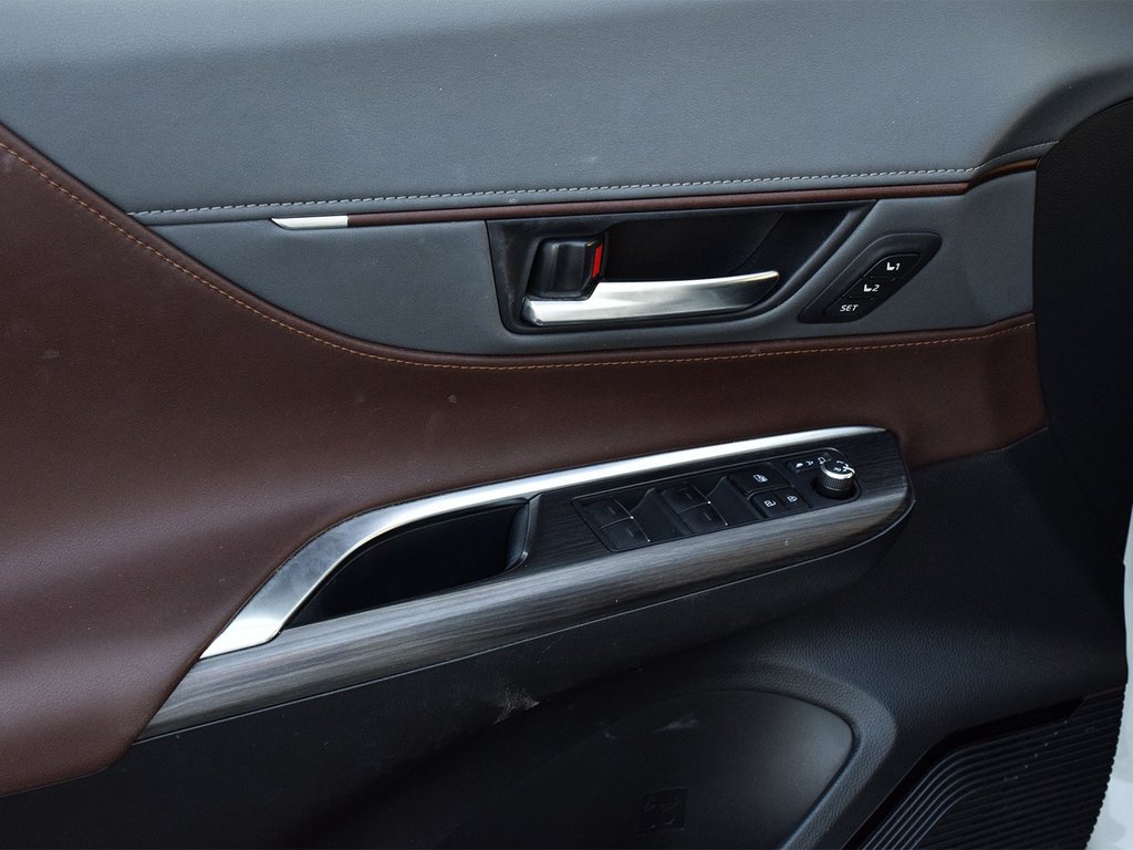 2023 Toyota Venza Limited in Mississauga, Ontario - 10 - w1024h768px